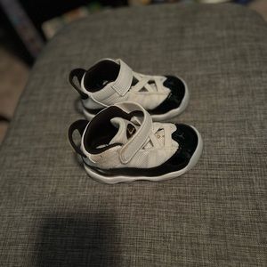 Toddler boy size 5 Jordan six rings